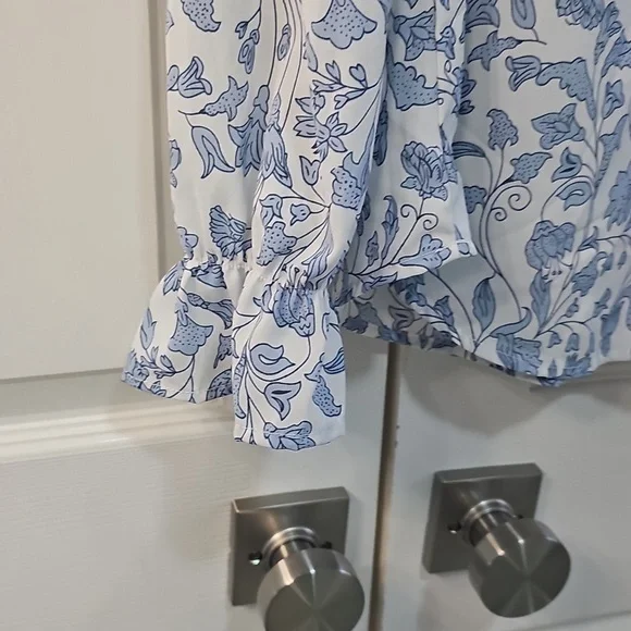 Dokotoo Floral Blue Blouse Top Size Large Worn 1 Time - Picture 3 of 13